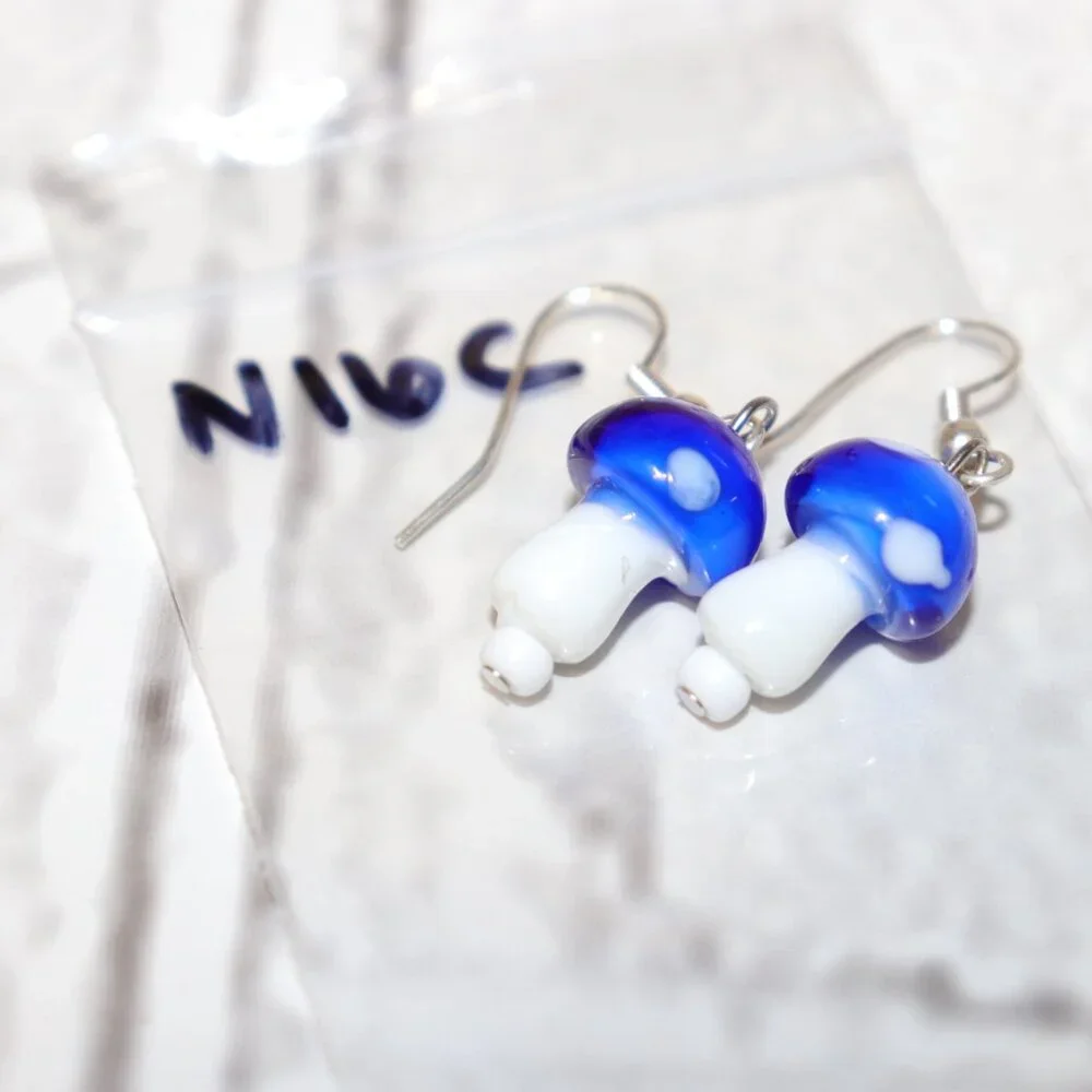 🍄 NWOT White & Blue Mushroom Dangling Earrings – 1.5